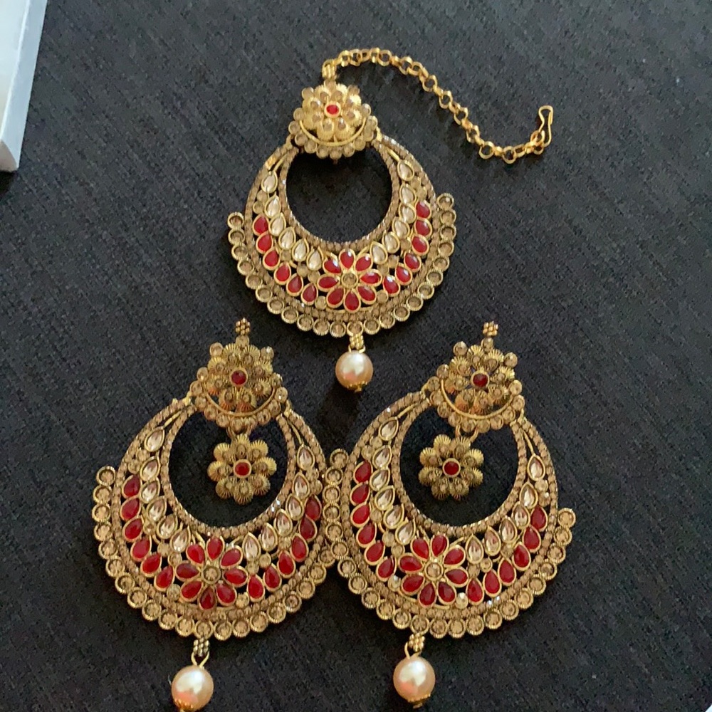 Gold tone indian earring and tikka set